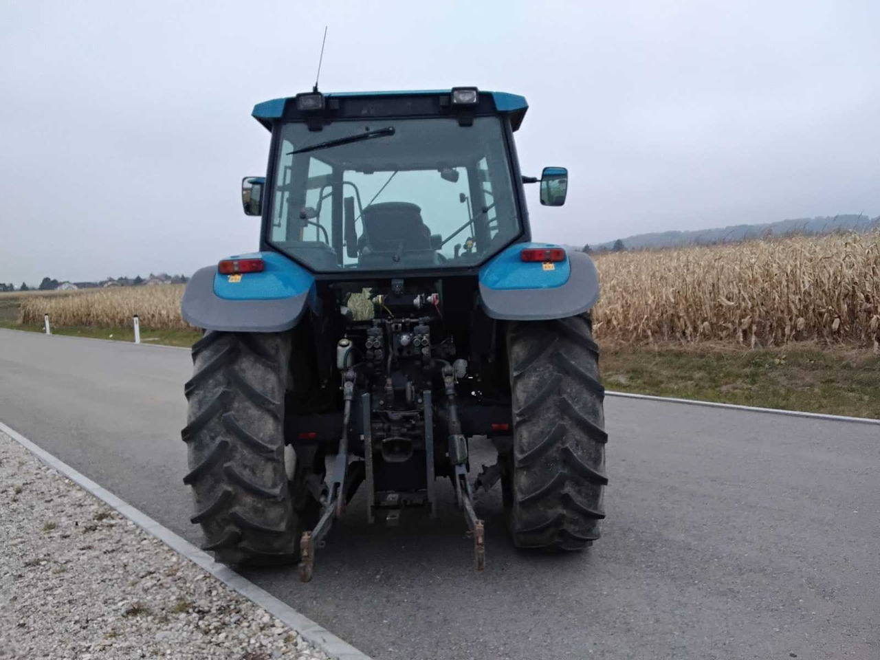 NEW HOLLAND - 8260 - 2000 - AGRICULTURAL TRACTOR WITH FOUR-WHEEL DRIVE - Tractor: afbeelding 3 NEW HOLLAND - 8260 - 2000 - AGRICULTURAL TRACTOR WITH FOUR-WHEEL DRIVE - Tractor: afbeelding 3