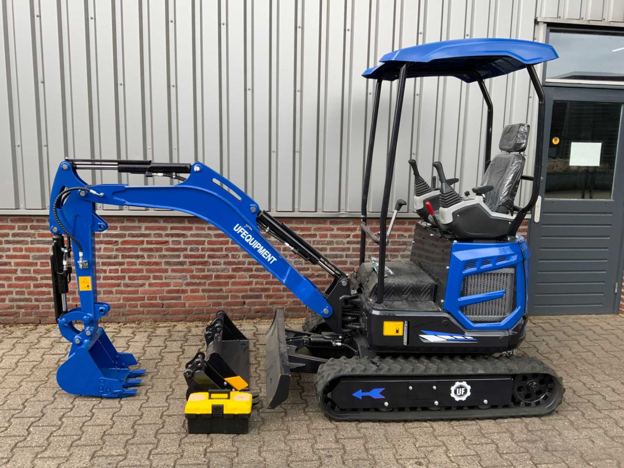 UF Equipment NM-18 - Rupsgraafmachine: afbeelding 2 UF Equipment NM-18 - Rupsgraafmachine: afbeelding 2