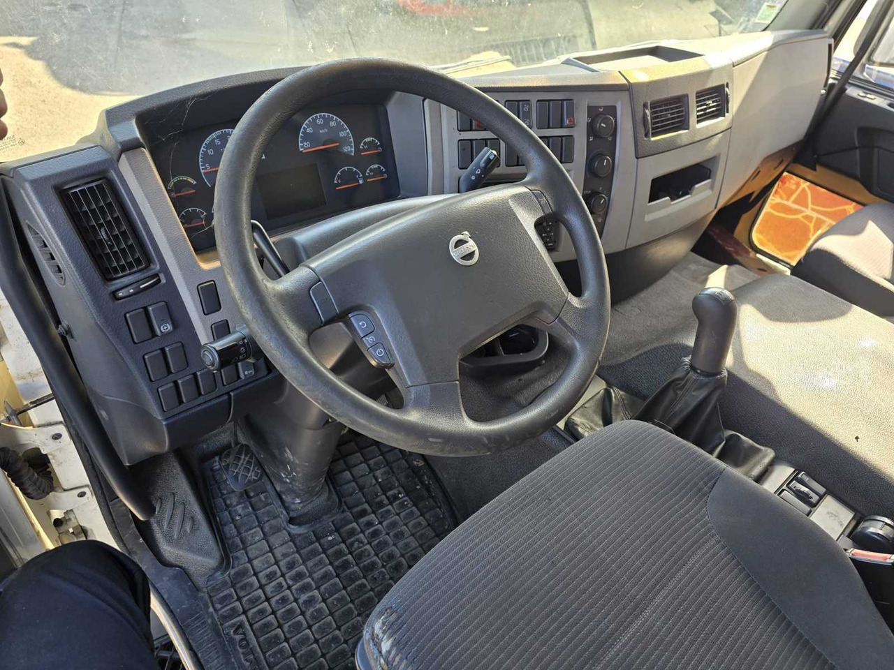 2010 VOLVO FE260 - RIGID WITH TAILGATE - 7.1L DIESEL – AIR-CONDITIONED - Vrachtwagen: afbeelding 5 2010 VOLVO FE260 - RIGID WITH TAILGATE - 7.1L DIESEL – AIR-CONDITIONED - Vrachtwagen: afbeelding 5