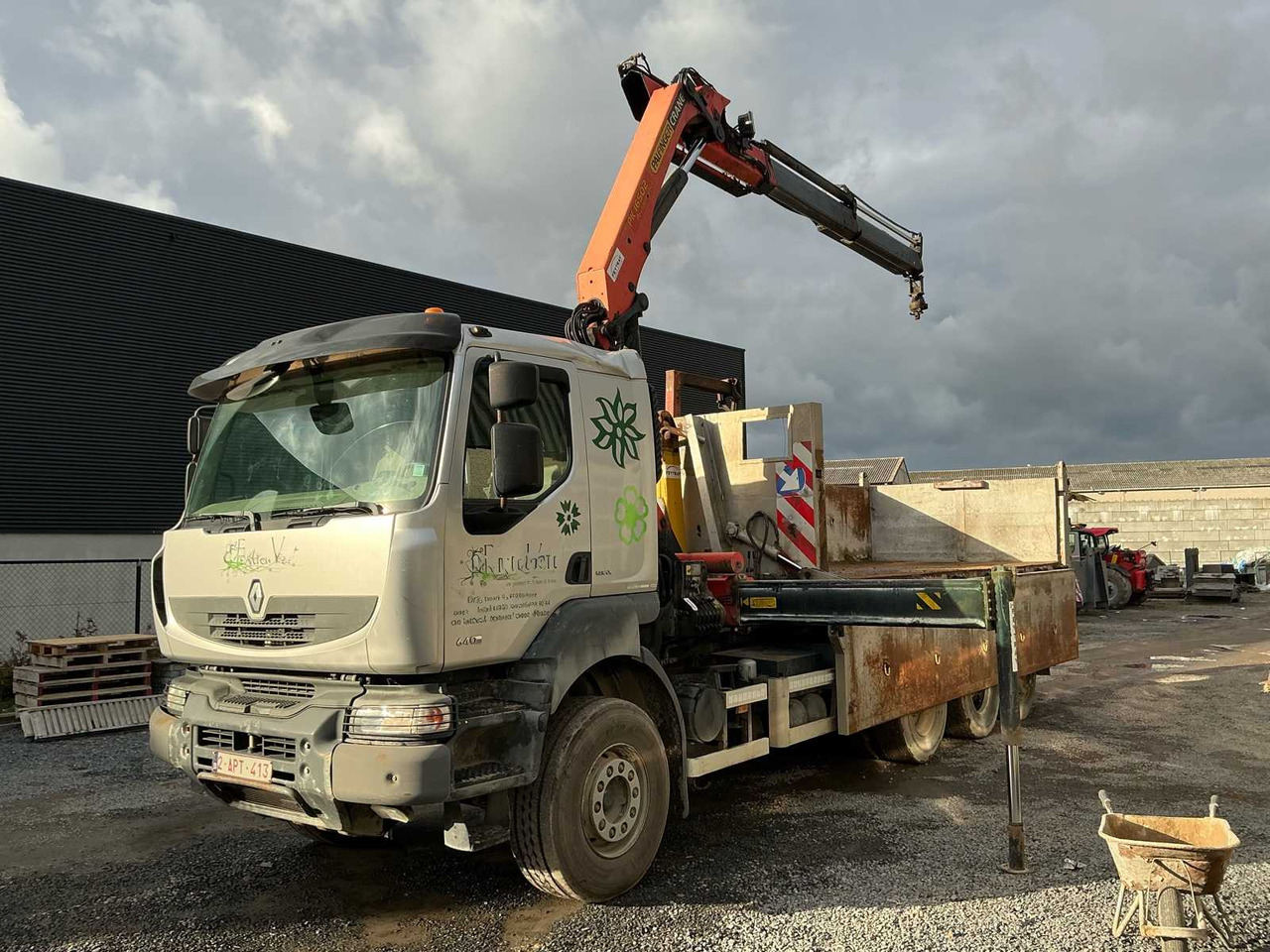 2011 RENAULT KERAX 460 TRIDEM TRUCK WITH CRANE AND CONTAINER - Vrachtwagen: afbeelding 1 2011 RENAULT KERAX 460 TRIDEM TRUCK WITH CRANE AND CONTAINER - Vrachtwagen: afbeelding 1
