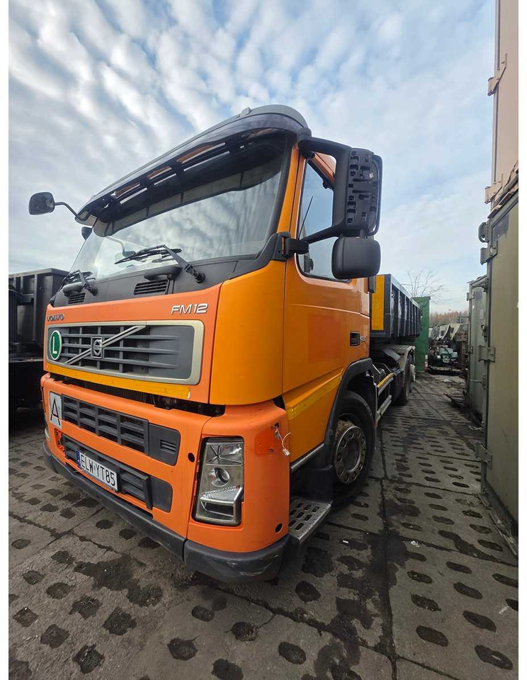 VOLVO - FM/FH - 6X 2R - HOOKLIFT TRUCK WITH CONTAINER - 2002 - Vrachtwagen: afbeelding 2 VOLVO - FM/FH - 6X 2R - HOOKLIFT TRUCK WITH CONTAINER - 2002 - Vrachtwagen: afbeelding 2