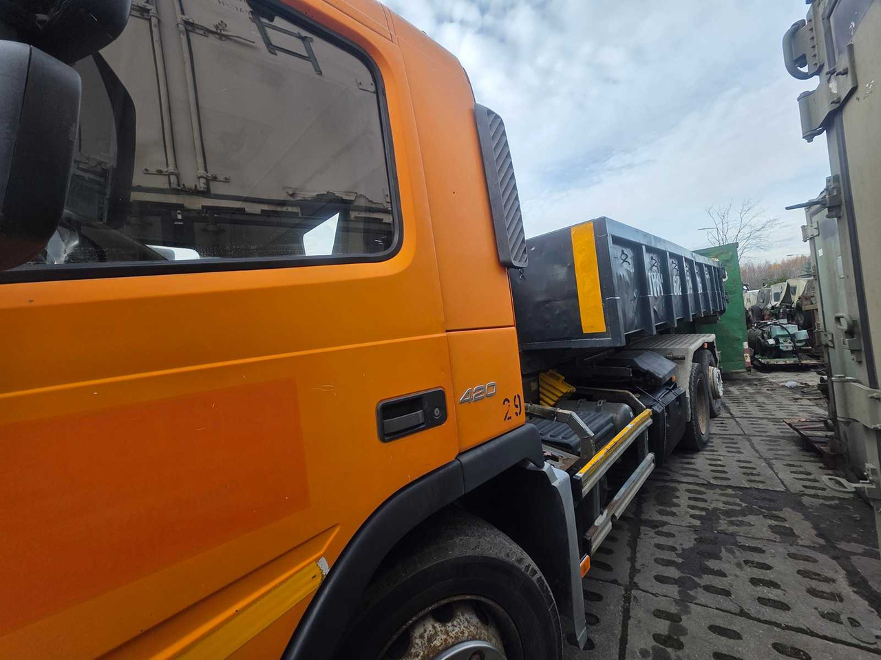 VOLVO - FM/FH - 6X 2R - HOOKLIFT TRUCK WITH CONTAINER - 2002 - Vrachtwagen: afbeelding 3 VOLVO - FM/FH - 6X 2R - HOOKLIFT TRUCK WITH CONTAINER - 2002 - Vrachtwagen: afbeelding 3