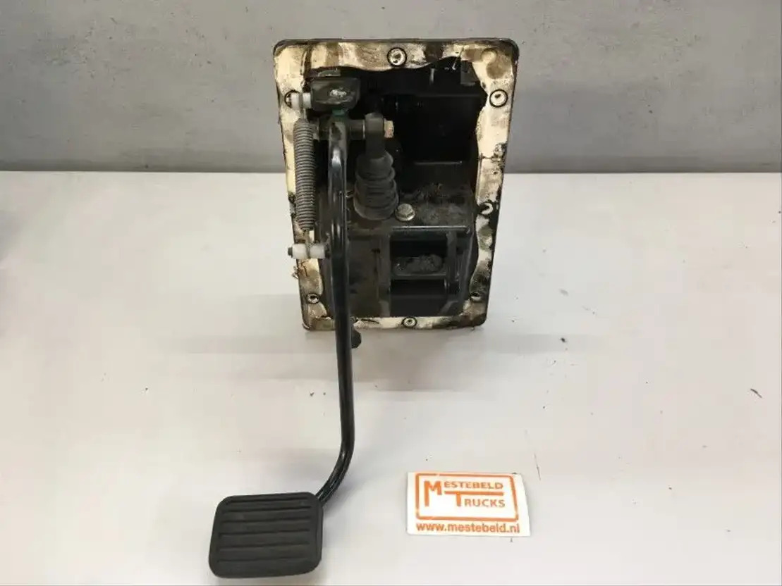 DAF Koppelingspedaaal met steun en cilinder - Koppeling en onderdelen voor Vrachtwagen: afbeelding 2 DAF Koppelingspedaaal met steun en cilinder - Koppeling en onderdelen voor Vrachtwagen: afbeelding 2