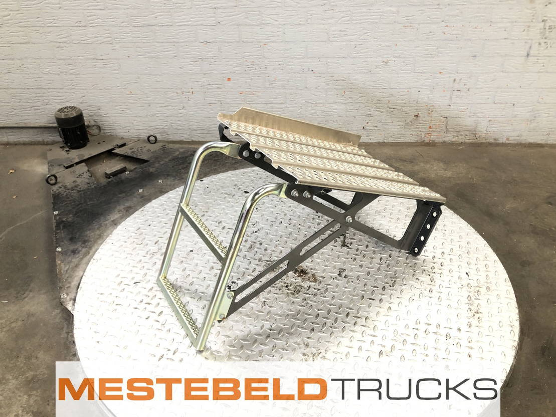 Mercedes-Benz Trap boven accubak - Frame/ Chassis voor Vrachtwagen: afbeelding 1 Mercedes-Benz Trap boven accubak - Frame/ Chassis voor Vrachtwagen: afbeelding 1