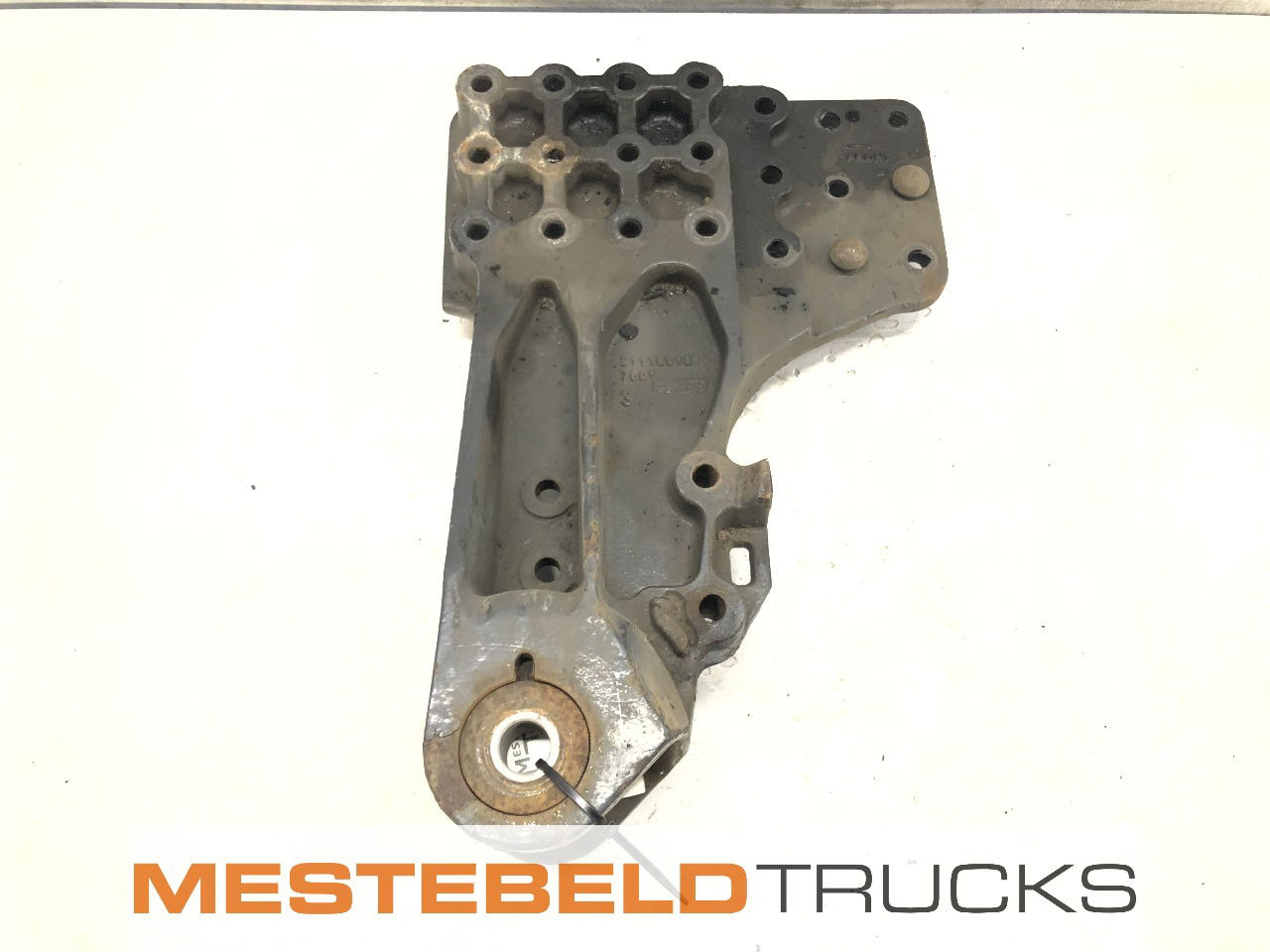 Volvo Veersteun links - Frame/ Chassis voor Vrachtwagen: afbeelding 1 Volvo Veersteun links - Frame/ Chassis voor Vrachtwagen: afbeelding 1