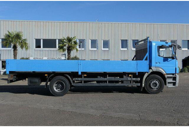 Mercedes-Benz 1824 L Axor 4x2, 3. Sitz, AHK, Gerüstbau, Klima - Vrachtwagen met open laadbak: afbeelding 4 Mercedes-Benz 1824 L Axor 4x2, 3. Sitz, AHK, Gerüstbau, Klima - Vrachtwagen met open laadbak: afbeelding 4
