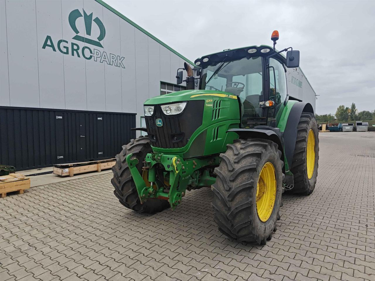 John Deere 6210R - Tractor: afbeelding 1 John Deere 6210R - Tractor: afbeelding 1