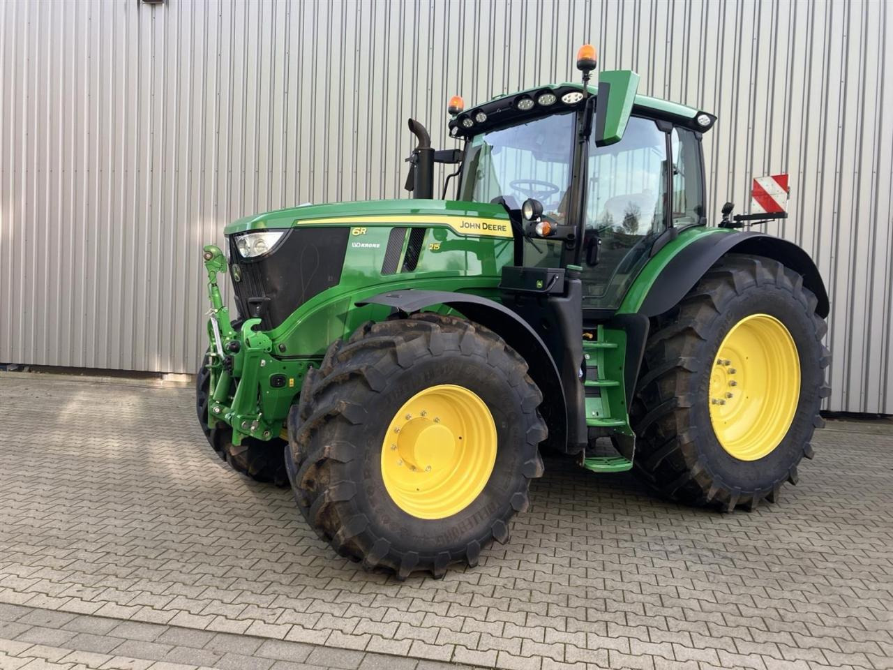 John Deere 6R 215 - Tractor: afbeelding 1 John Deere 6R 215 - Tractor: afbeelding 1