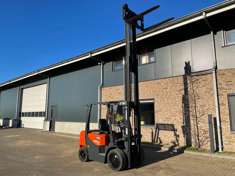 Doosan D30G Yanmar 3 ton Triplex Freelift Sideshift Diesel Heftruck 470 cm hefhoogte - Diesel heftruck: afbeelding 2 Doosan D30G Yanmar 3 ton Triplex Freelift Sideshift Diesel Heftruck 470 cm hefhoogte - Diesel heftruck: afbeelding 2