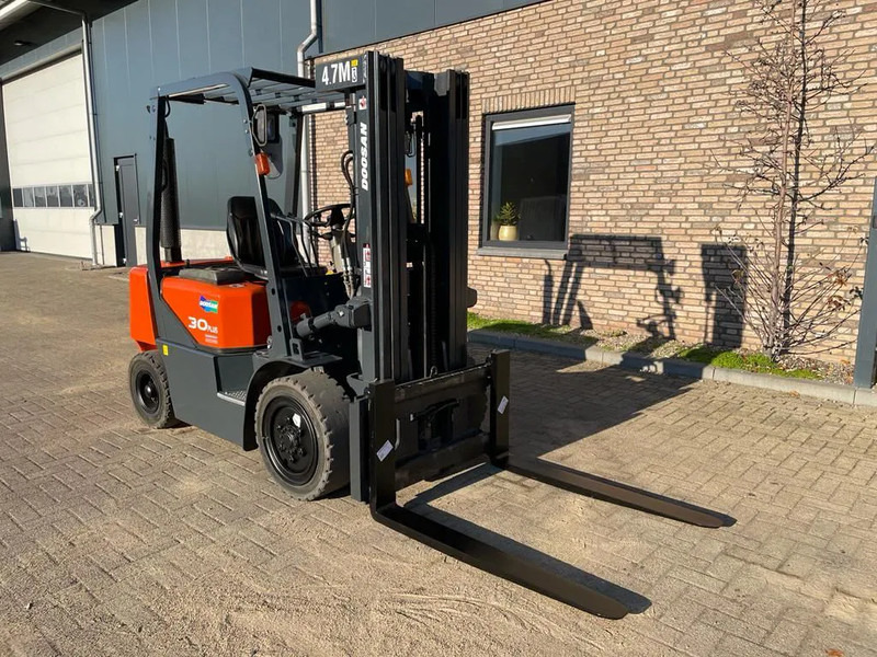 Doosan D30G Yanmar 3 ton Triplex Freelift Sideshift Diesel Heftruck 470 cm hefhoogte - Diesel heftruck: afbeelding 4 Doosan D30G Yanmar 3 ton Triplex Freelift Sideshift Diesel Heftruck 470 cm hefhoogte - Diesel heftruck: afbeelding 4