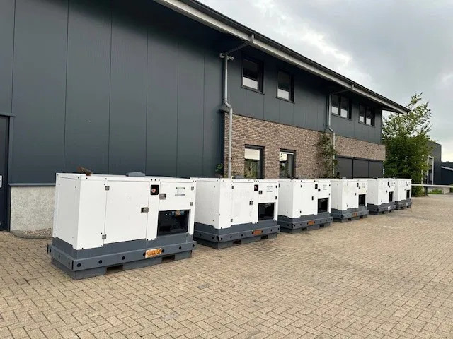 Iveco FPT F32 AM1A Leroy Somer 32 kVA Silent generatorset .... hours ! - Industrie generator: afbeelding 2 Iveco FPT F32 AM1A Leroy Somer 32 kVA Silent generatorset .... hours ! - Industrie generator: afbeelding 2