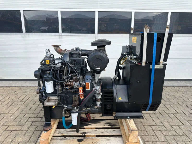 Iveco FPT NEF45 SM1A.A0 Stamford 60 kVA generatorset - Industrie generator: afbeelding 1 Iveco FPT NEF45 SM1A.A0 Stamford 60 kVA generatorset - Industrie generator: afbeelding 1