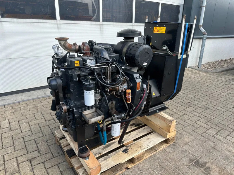 Iveco FPT NEF45 SM1A.A0 Stamford 60 kVA generatorset - Industrie generator: afbeelding 3 Iveco FPT NEF45 SM1A.A0 Stamford 60 kVA generatorset - Industrie generator: afbeelding 3