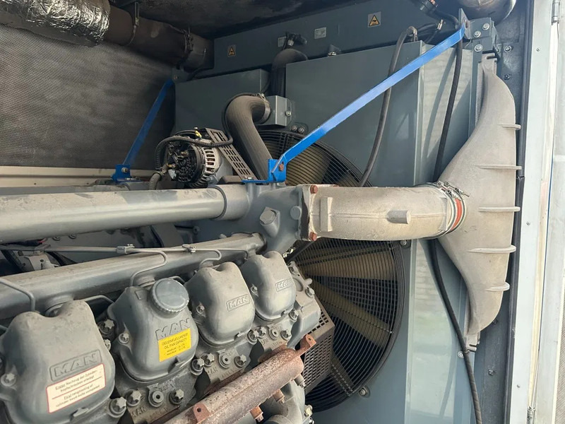 MAN MAN D2842 LE 213 met Leroy Somer 800 kVA Silent generatorset as New ! 410 hours ! - Industrie generator: afbeelding 4 MAN MAN D2842 LE 213 met Leroy Somer 800 kVA Silent generatorset as New ! 410 hours ! - Industrie generator: afbeelding 4