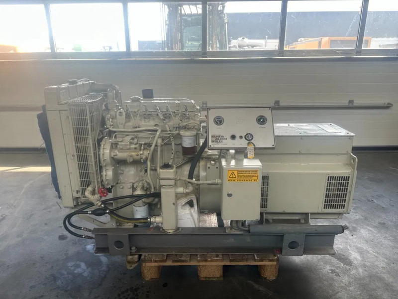 Perkins T4.236 60 kVA noodstroom generatorset as New ! 256 hours ! - Industrie generator: afbeelding 1 Perkins T4.236 60 kVA noodstroom generatorset as New ! 256 hours ! - Industrie generator: afbeelding 1