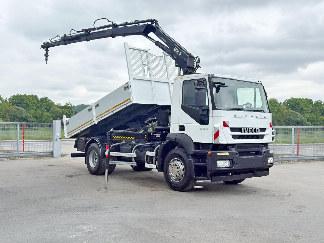 Iveco STRALIS 330 *HIAB 144 BS-3 HIDUO* TOPZUSTAND - Kipper vrachtwagen, Kraanwagen: afbeelding 2 Iveco STRALIS 330 *HIAB 144 BS-3 HIDUO* TOPZUSTAND - Kipper vrachtwagen, Kraanwagen: afbeelding 2
