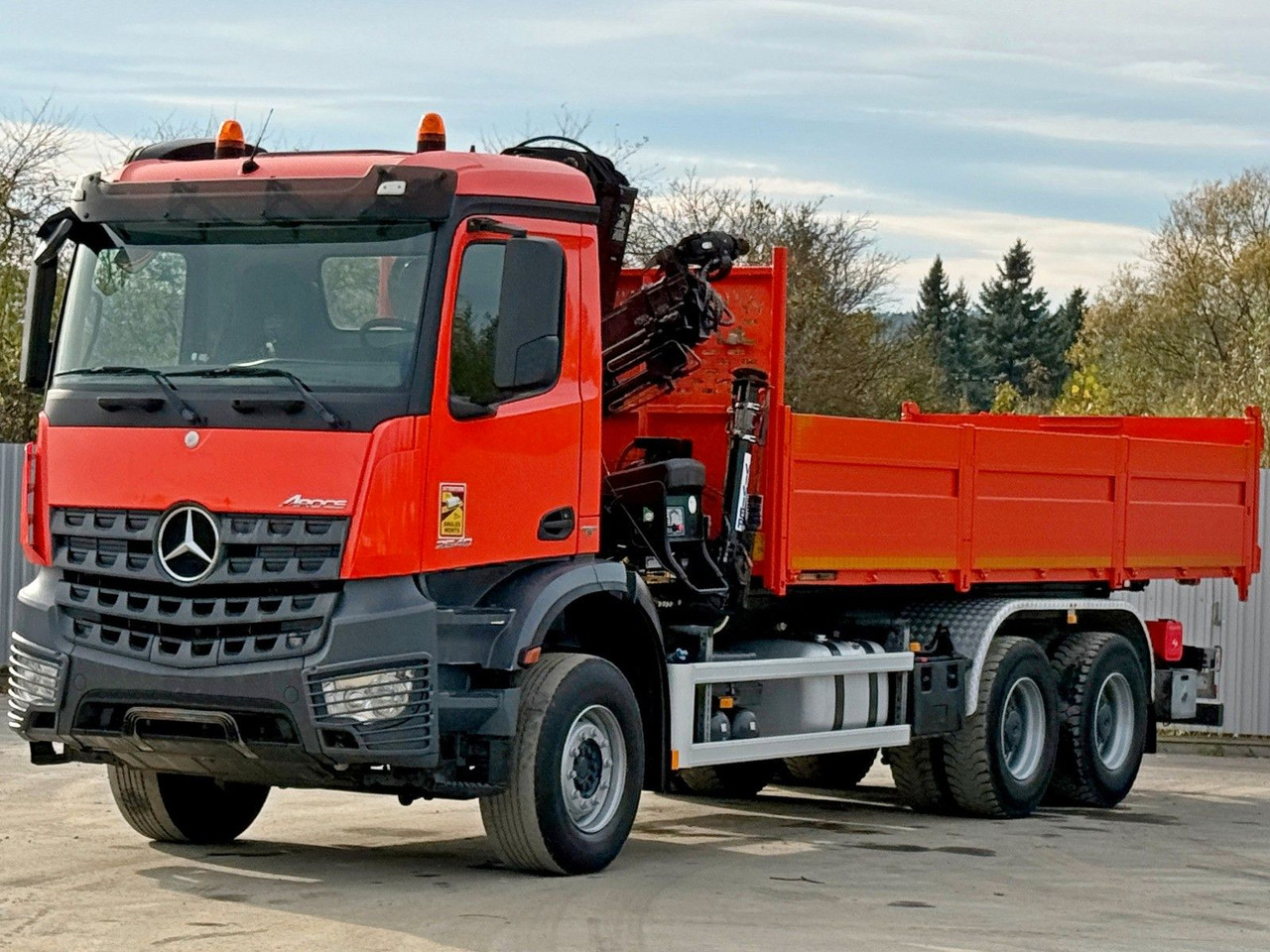Mercedes-Benz AROCS 2640 *HIAB 144 BS - 3/FUNK + * 6x4 - Kipper vrachtwagen, Kraanwagen: afbeelding 4 Mercedes-Benz AROCS 2640 *HIAB 144 BS - 3/FUNK + * 6x4 - Kipper vrachtwagen, Kraanwagen: afbeelding 4