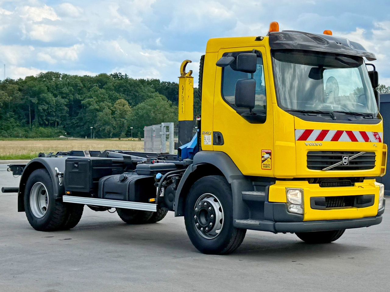 Volvo FL 240 * Abrollkipper * HMF 270 K2 * TOPZUSTAND - Haakarmsysteem vrachtwagen: afbeelding 3 Volvo FL 240 * Abrollkipper * HMF 270 K2 * TOPZUSTAND - Haakarmsysteem vrachtwagen: afbeelding 3