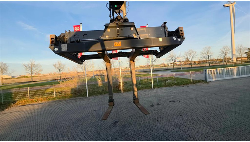 Kalmar Foldable Forks Attachment for ISO Spreaders - Aanbouwdeel voor Intern transport: afbeelding 4 Kalmar Foldable Forks Attachment for ISO Spreaders - Aanbouwdeel voor Intern transport: afbeelding 4