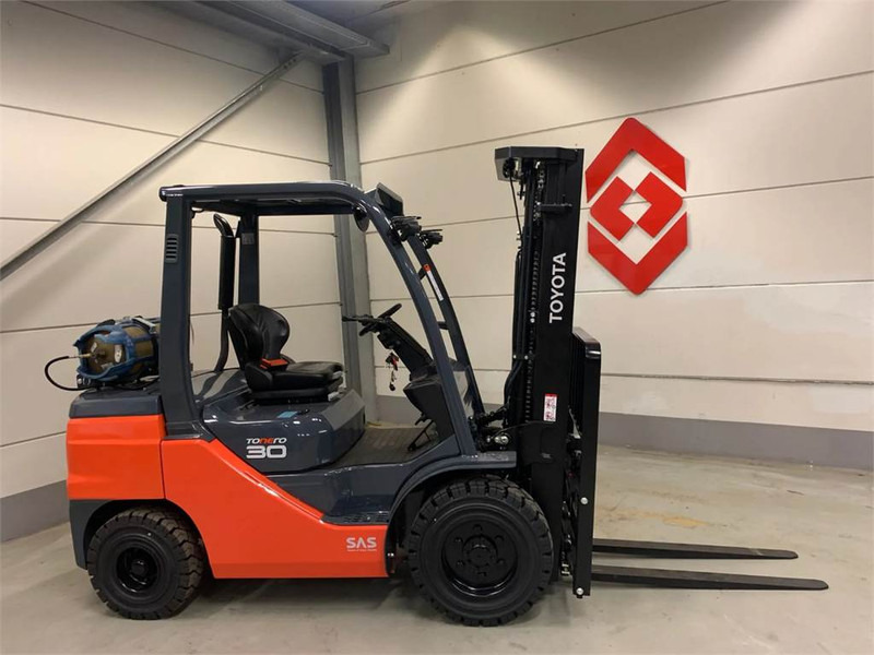 Toyota 02-8FGF30 - LPG heftruck: afbeelding 1 Toyota 02-8FGF30 - LPG heftruck: afbeelding 1