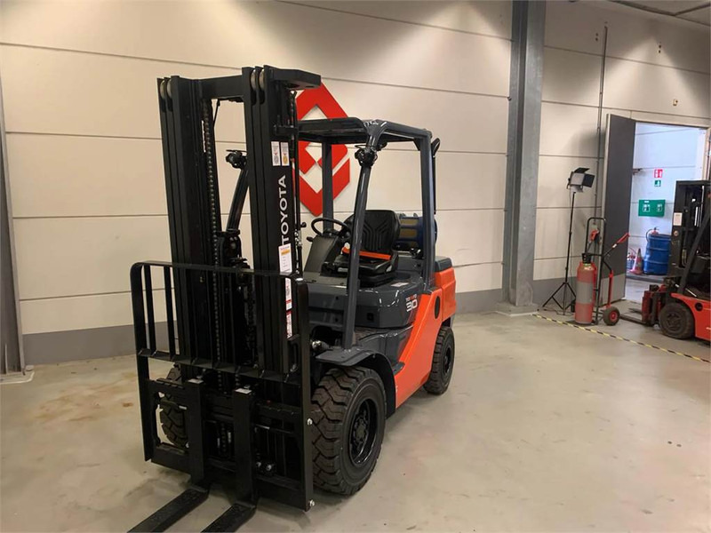 Toyota 02-8FGF30 - LPG heftruck: afbeelding 4 Toyota 02-8FGF30 - LPG heftruck: afbeelding 4