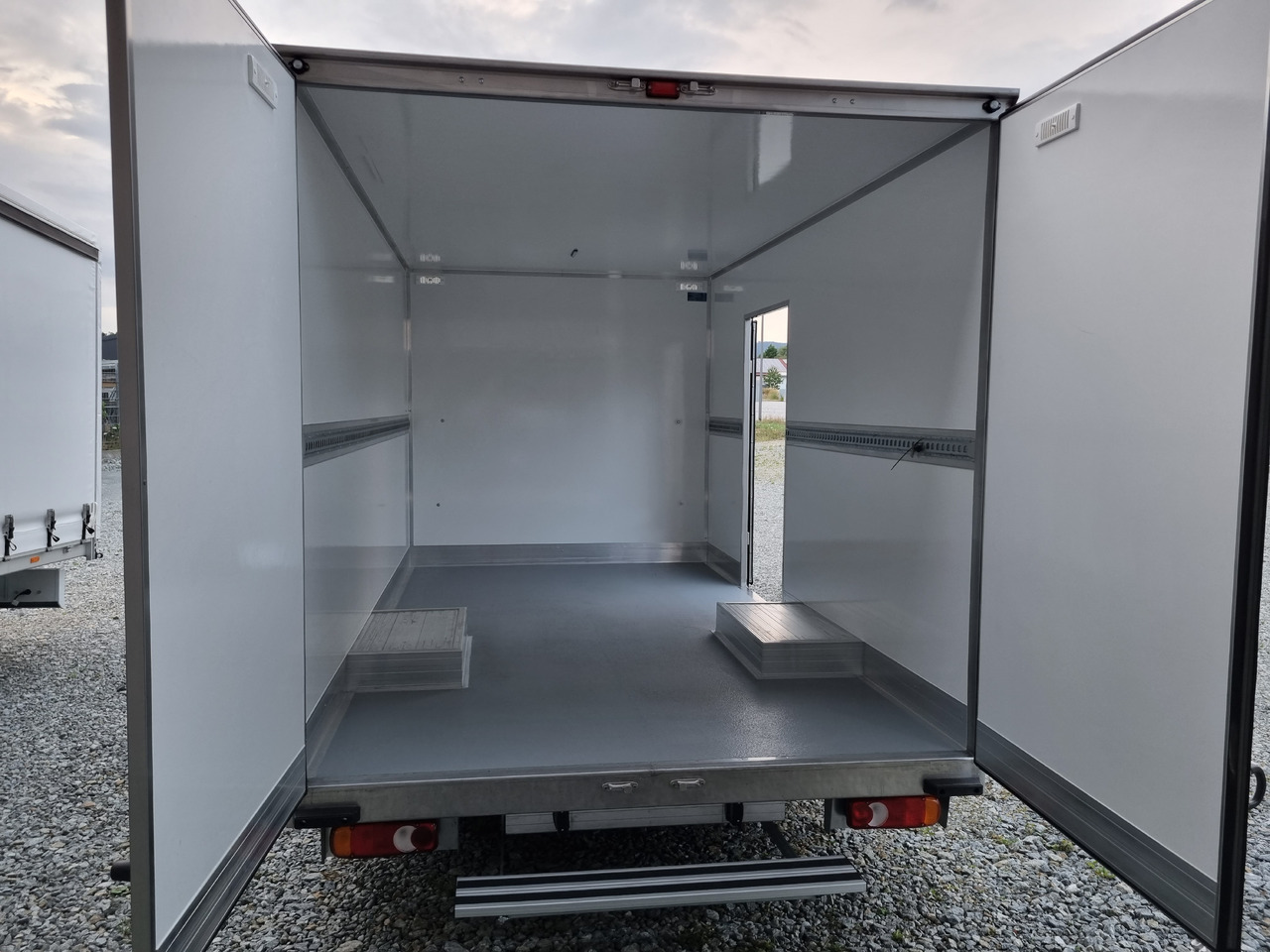 Renault Master 170 Koffer Platform Tiefrahmen - Bestelwagen gesloten laadbak: afbeelding 4 Renault Master 170 Koffer Platform Tiefrahmen - Bestelwagen gesloten laadbak: afbeelding 4