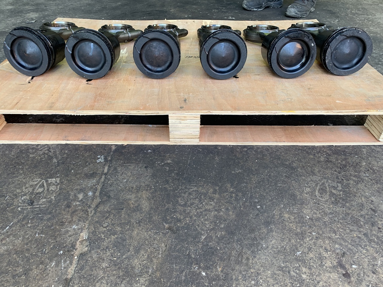 CONNECTING ROD WITH PISTONS OM 471LA 420PS EURO 5 - Motor en onderdelen voor Vrachtwagen: afbeelding 1 CONNECTING ROD WITH PISTONS OM 471LA 420PS EURO 5 - Motor en onderdelen voor Vrachtwagen: afbeelding 1
