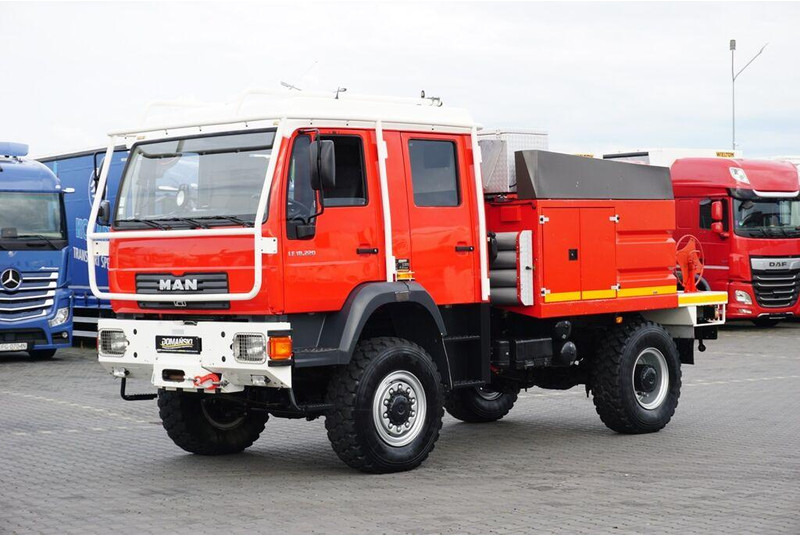 MAN LE 220 / 4 X 4 / DOKA / STRAŻ POZARNA - Brandweerwagen: afbeelding 1 MAN LE 220 / 4 X 4 / DOKA / STRAŻ POZARNA - Brandweerwagen: afbeelding 1