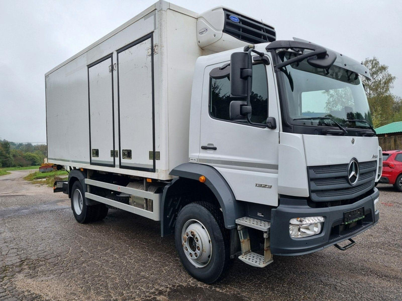 Mercedes-Benz ATEGO 1323 4x4 Refrigerated CARRIER XARIOS 600MT + Tail Lift - Koelwagen vrachtwagen: afbeelding 1 Mercedes-Benz ATEGO 1323 4x4 Refrigerated CARRIER XARIOS 600MT + Tail Lift - Koelwagen vrachtwagen: afbeelding 1