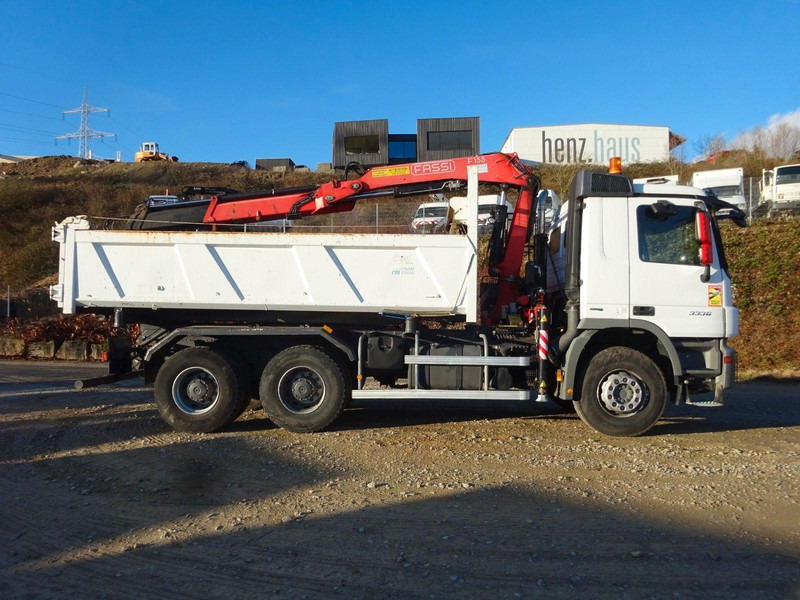 Mercedes-Benz Actros 3336 6x4 Three sided Tipper + Crane FASSI F155A.0.22 - Kipper vrachtwagen, Kraanwagen: afbeelding 3 Mercedes-Benz Actros 3336 6x4 Three sided Tipper + Crane FASSI F155A.0.22 - Kipper vrachtwagen, Kraanwagen: afbeelding 3