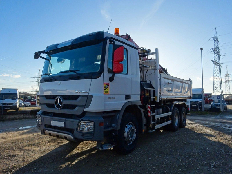 Mercedes-Benz Actros 3336 6x4 Three sided Tipper + Crane FASSI F155A.0.22 - Kipper vrachtwagen, Kraanwagen: afbeelding 1 Mercedes-Benz Actros 3336 6x4 Three sided Tipper + Crane FASSI F155A.0.22 - Kipper vrachtwagen, Kraanwagen: afbeelding 1