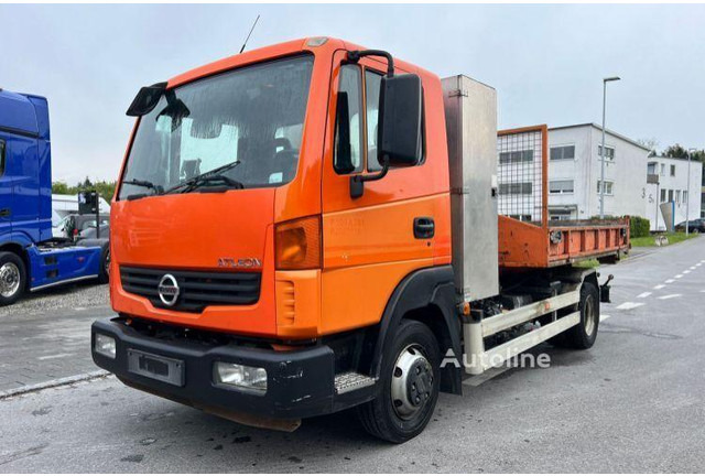 Nissan Atleon 80.19 - Hook lift truck+tipper - Haakarmsysteem vrachtwagen: afbeelding 2 Nissan Atleon 80.19 - Hook lift truck+tipper - Haakarmsysteem vrachtwagen: afbeelding 2