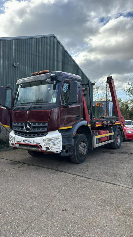 Mercedes Arocs1824 Ton Skip loader Arocs 1824 Skip Loader - Portaalarmsysteem vrachtwagen: afbeelding 1 Mercedes Arocs1824 Ton Skip loader Arocs 1824 Skip Loader - Portaalarmsysteem vrachtwagen: afbeelding 1