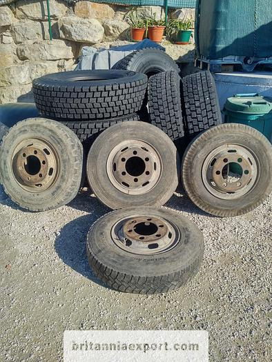 TOYOTA 4 x used 7.50-16 LT tyres on 6 studs rims for Toyota Dyna 300 - Complete wiel: afbeelding 1 TOYOTA 4 x used 7.50-16 LT tyres on 6 studs rims for Toyota Dyna 300 - Complete wiel: afbeelding 1