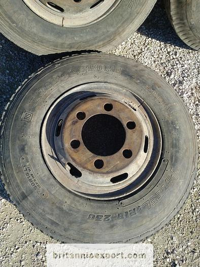 TOYOTA 4 x used 7.50-16 LT tyres on 6 studs rims for Toyota Dyna 300 - Complete wiel: afbeelding 5 TOYOTA 4 x used 7.50-16 LT tyres on 6 studs rims for Toyota Dyna 300 - Complete wiel: afbeelding 5