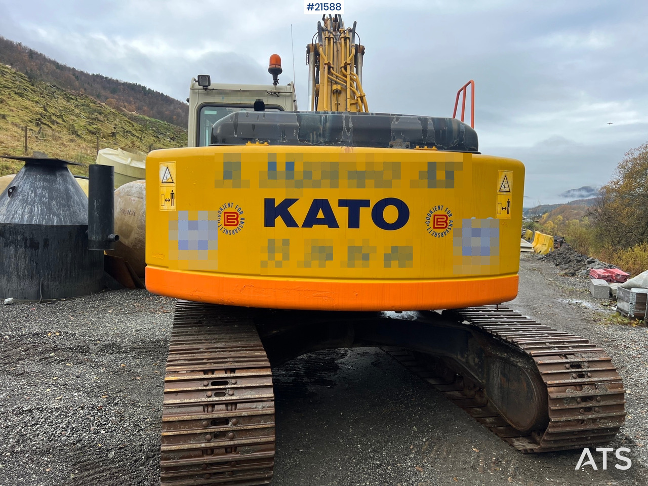 Kato HD 823 MR gravemaskin m/ rototilt, pusseskuff, atlas Copco kompressor , tamrock boretårn, skuffe m/klype, tannskuffe m/ skjær,smalskuffe, hydraulisk soldeskuffe og pigg - Rupsgraafmachine: afbeelding 5 Kato HD 823 MR gravemaskin m/ rototilt, pusseskuff, atlas Copco kompressor , tamrock boretårn, skuffe m/klype, tannskuffe m/ skjær,smalskuffe, hydraulisk soldeskuffe og pigg - Rupsgraafmachine: afbeelding 5