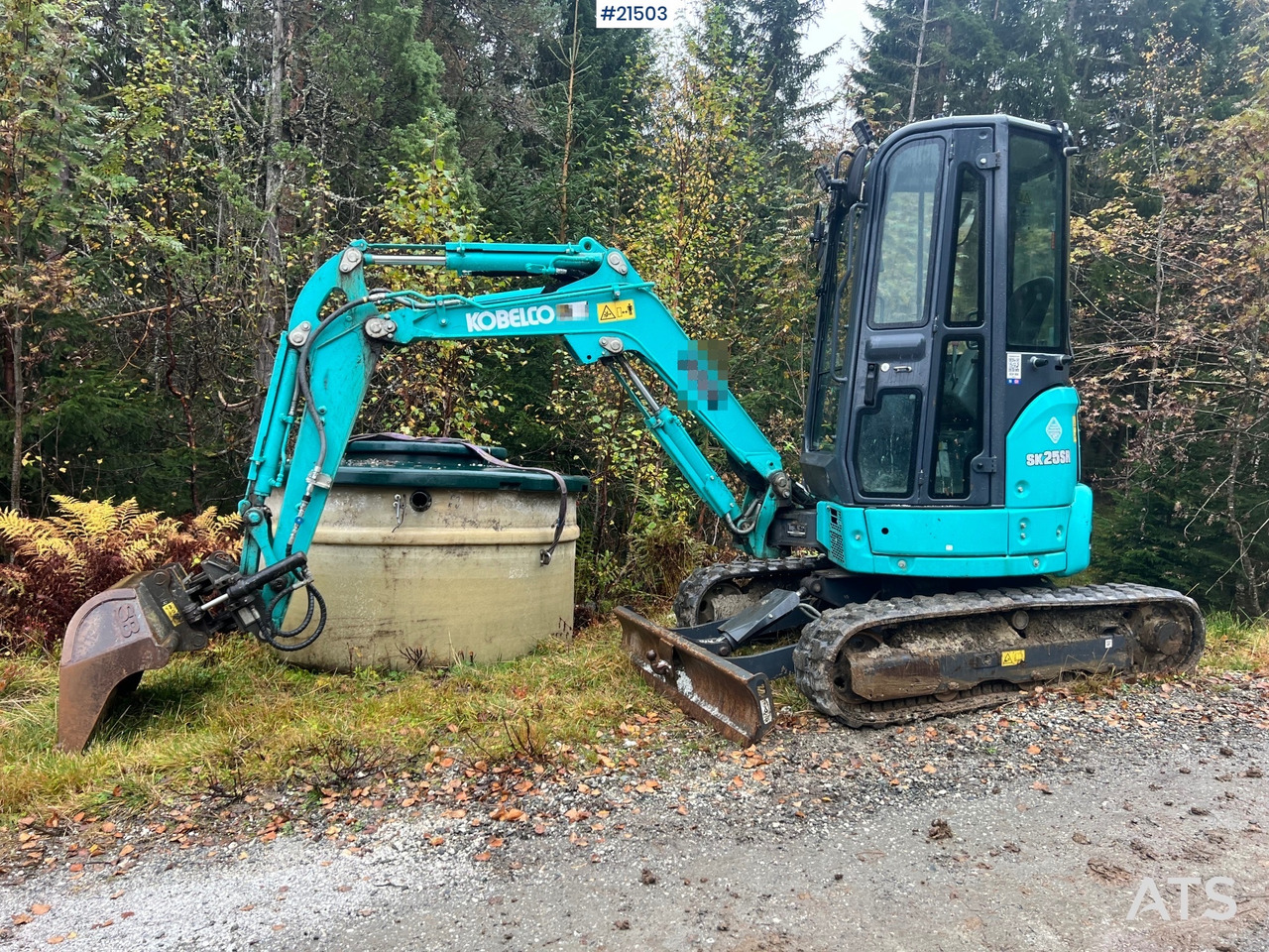 Kobelco Sk25SR-6E Gravemaskin m/ pusseskuffe,graveskuffe og tilt - Minigraafmachine: afbeelding 5 Kobelco Sk25SR-6E Gravemaskin m/ pusseskuffe,graveskuffe og tilt - Minigraafmachine: afbeelding 5
