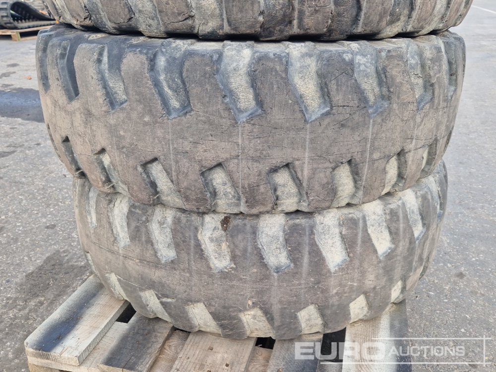 335/80/20 Tyres (4 of) - Band: afbeelding 4 335/80/20 Tyres (4 of) - Band: afbeelding 4