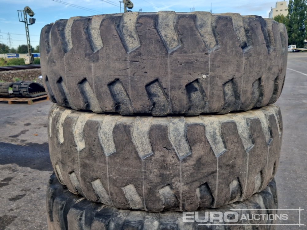 335/80/20 Tyres (4 of) - Band: afbeelding 3 335/80/20 Tyres (4 of) - Band: afbeelding 3