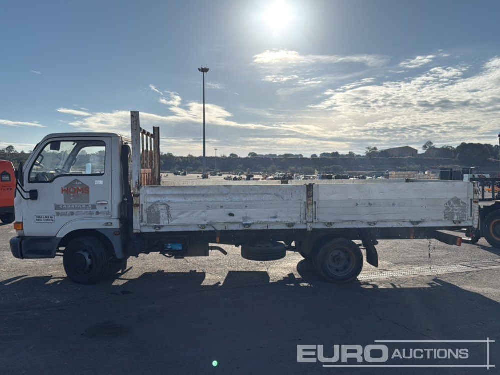1999 Nissan Cabstar - Vrachtwagen met open laadbak: afbeelding 2 1999 Nissan Cabstar - Vrachtwagen met open laadbak: afbeelding 2