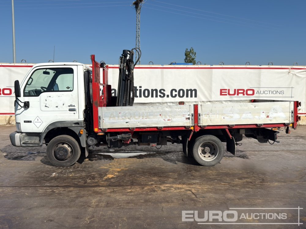 2004 Nissan Cabstar - Vrachtwagen met open laadbak: afbeelding 2 2004 Nissan Cabstar - Vrachtwagen met open laadbak: afbeelding 2