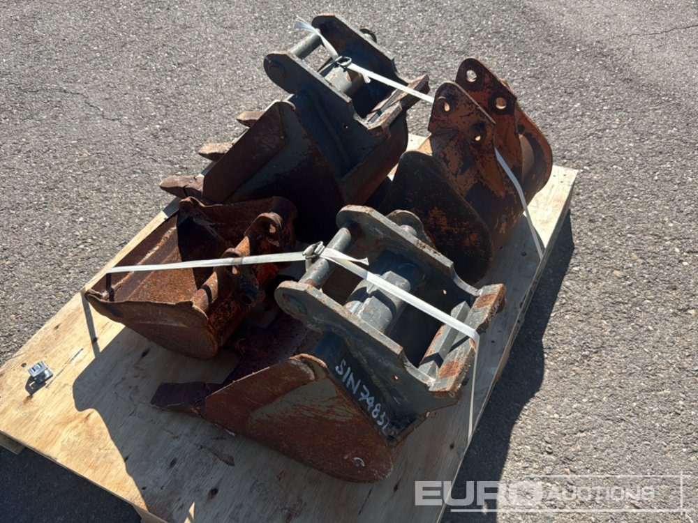 Pallet of Digging Bucket (2 of), Cleaning Bucket (2 of) to Suit 2-4 Ton Excavator - Bak: afbeelding 1 Pallet of Digging Bucket (2 of), Cleaning Bucket (2 of) to Suit 2-4 Ton Excavator - Bak: afbeelding 1