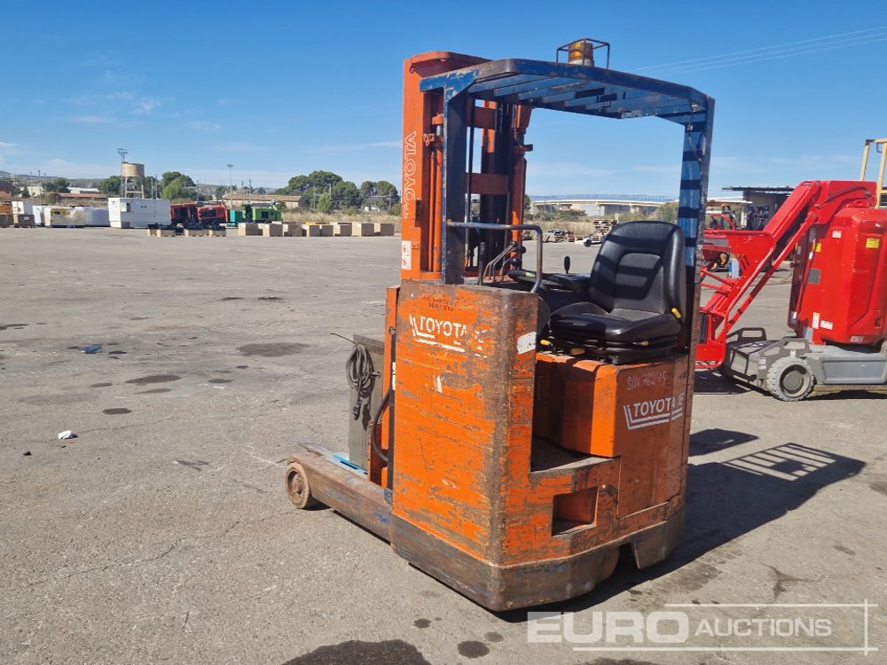 Toyota 16  1.6 Ton Electric Reach Forklift, 3 Mast, Forks, Charger - Heftruck: afbeelding 3 Toyota 16  1.6 Ton Electric Reach Forklift, 3 Mast, Forks, Charger - Heftruck: afbeelding 3