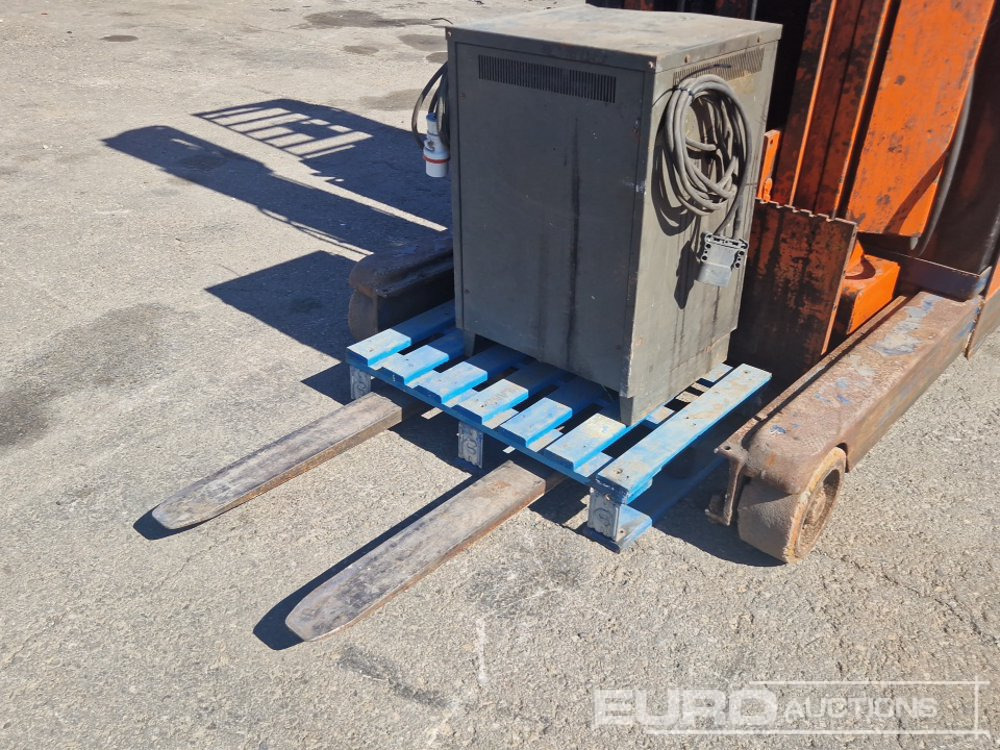 Toyota 16  1.6 Ton Electric Reach Forklift, 3 Mast, Forks, Charger - Heftruck: afbeelding 5 Toyota 16  1.6 Ton Electric Reach Forklift, 3 Mast, Forks, Charger - Heftruck: afbeelding 5