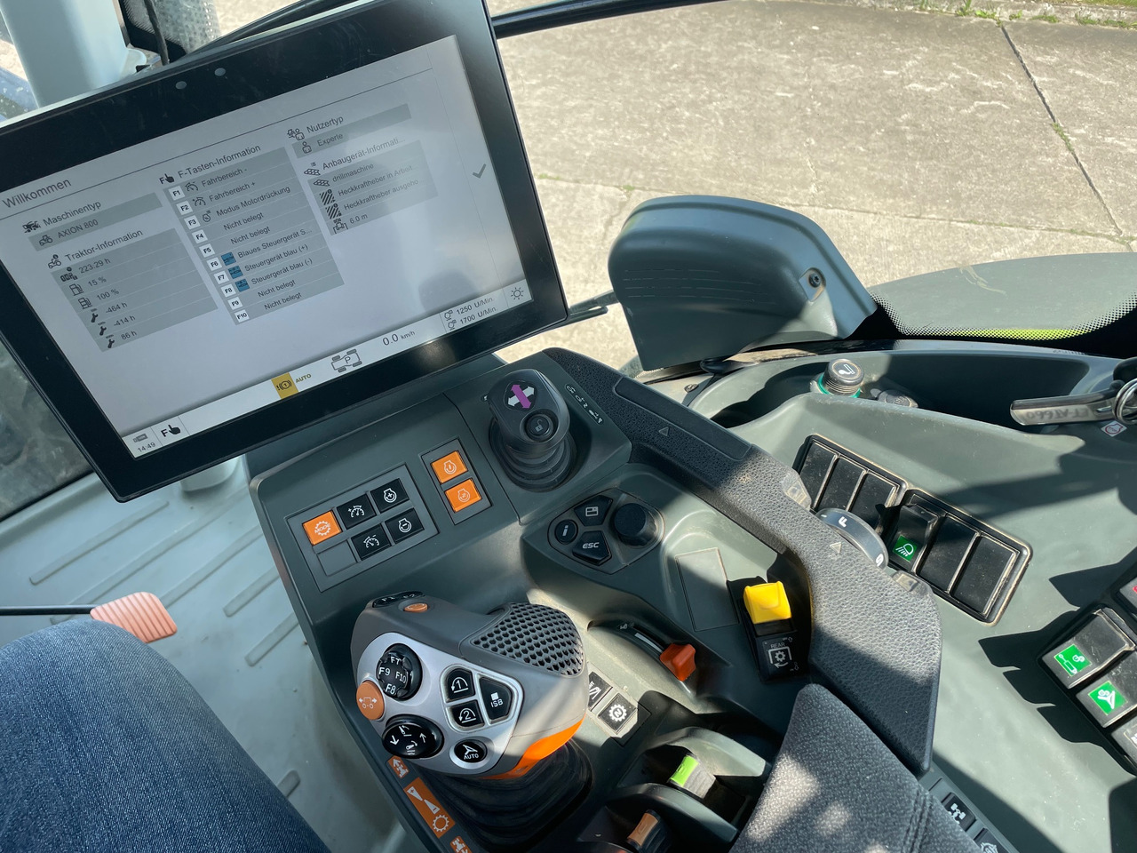 Claas Axion 870 CMATIC - Tractor: afbeelding 3 Claas Axion 870 CMATIC - Tractor: afbeelding 3