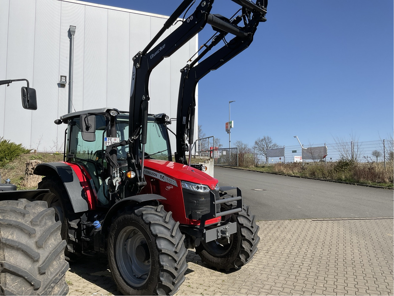 Massey Ferguson 5711M Dyna-44WD Cab Essen - Tractor: afbeelding 1 Massey Ferguson 5711M Dyna-44WD Cab Essen - Tractor: afbeelding 1