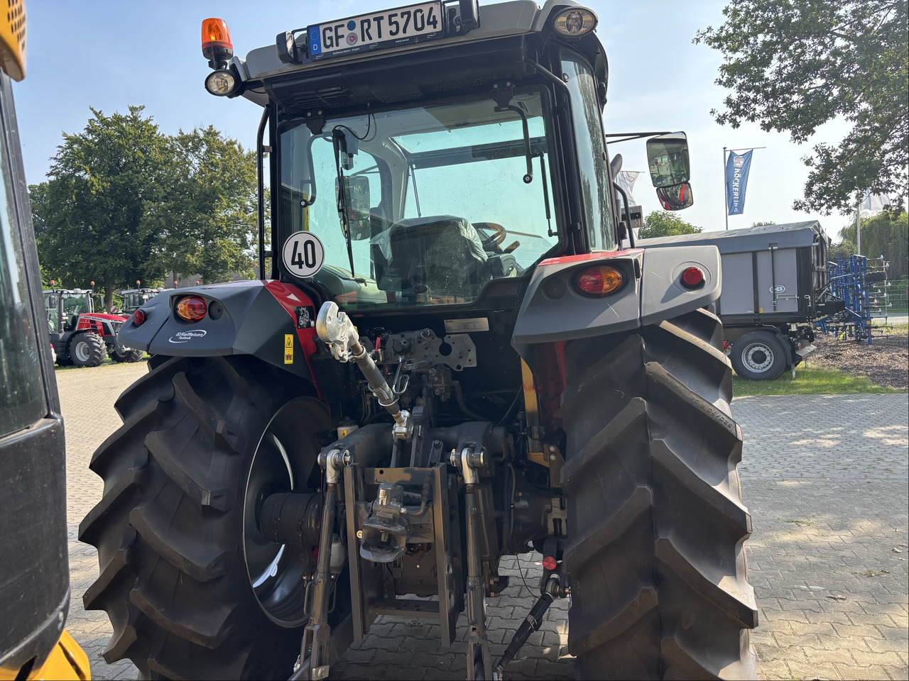 Massey Ferguson 5712M 4WD Cab Essential - Tractor: afbeelding 4 Massey Ferguson 5712M 4WD Cab Essential - Tractor: afbeelding 4