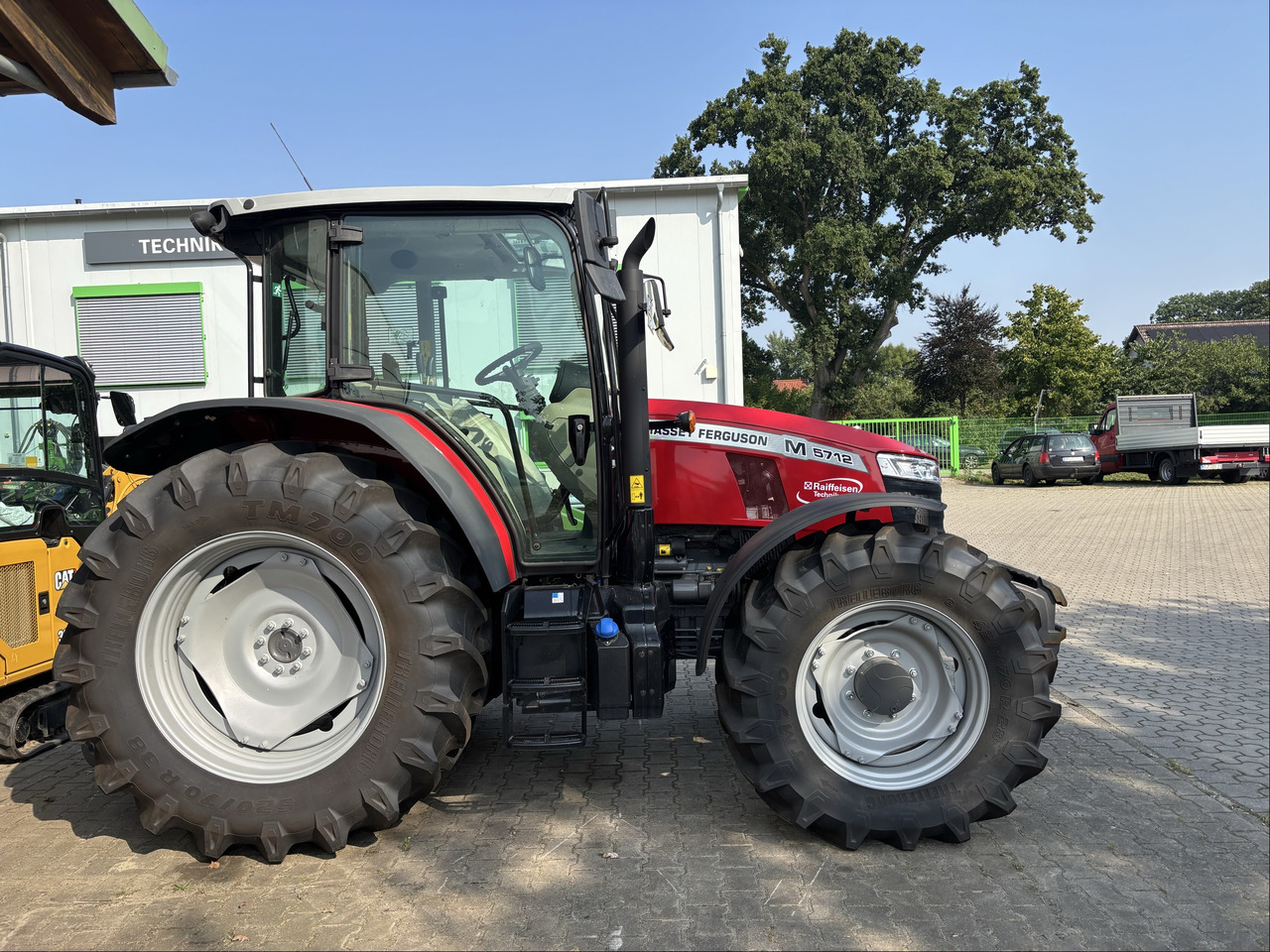 Massey Ferguson 5712M 4WD Cab Essential - Tractor: afbeelding 1 Massey Ferguson 5712M 4WD Cab Essential - Tractor: afbeelding 1