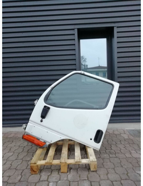 Mitsubishi CANTER - Deur en onderdelen voor Vrachtwagen: afbeelding 1 Mitsubishi CANTER - Deur en onderdelen voor Vrachtwagen: afbeelding 1