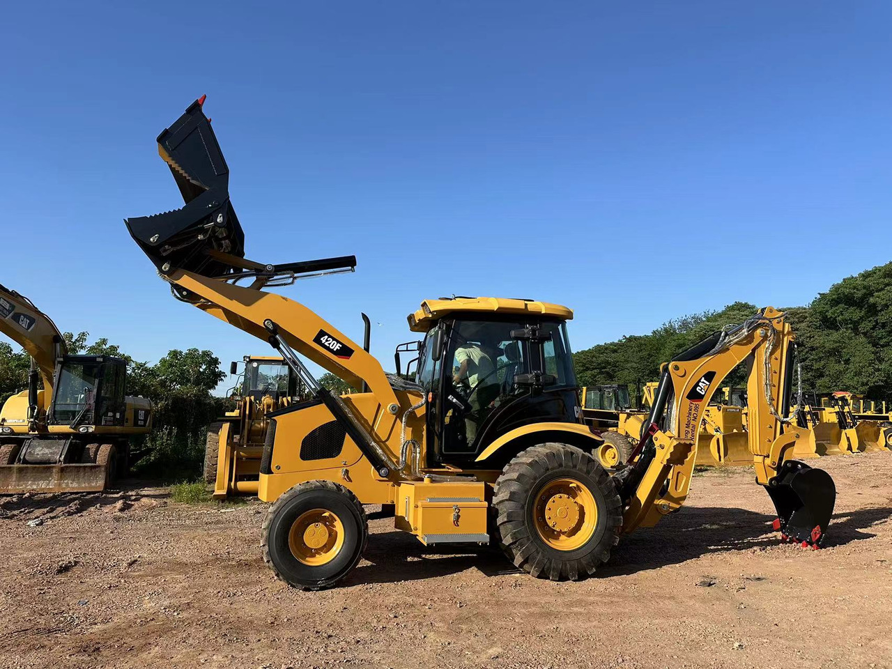 CATERPILLAR 420F2 - Graaflaadmachine: afbeelding 1 CATERPILLAR 420F2 - Graaflaadmachine: afbeelding 1